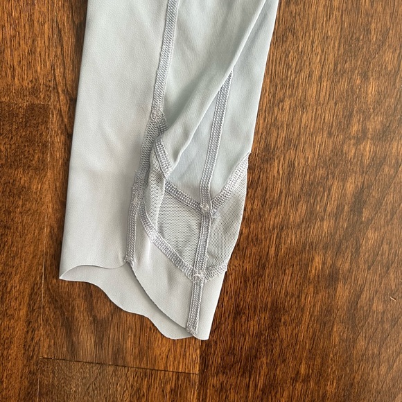 Wunder Train Scalloped Hem High Rise Crop ‘23 - Picture 4 of 9